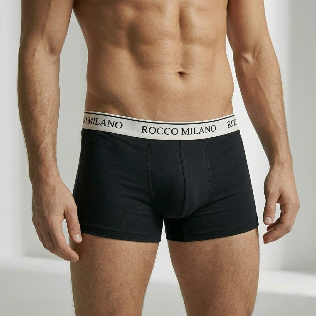 Mann trägt schwarze Rocco-Milano-Boxershorts mit weißem gewebtem Bund