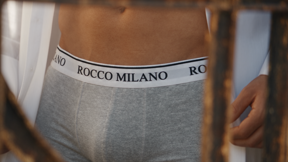 Graue Boxershorts mit ROCCO MILANO Logobund am Model
