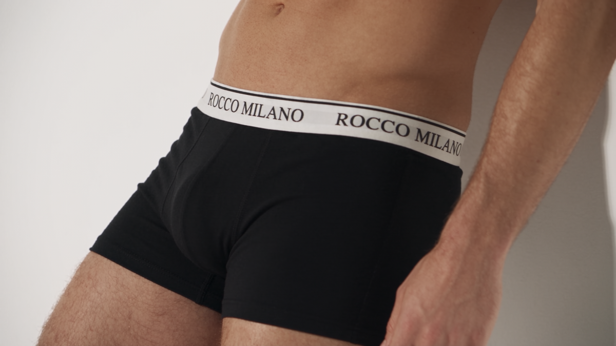 Schwarze Boxershorts mit hellem Logobund am Model