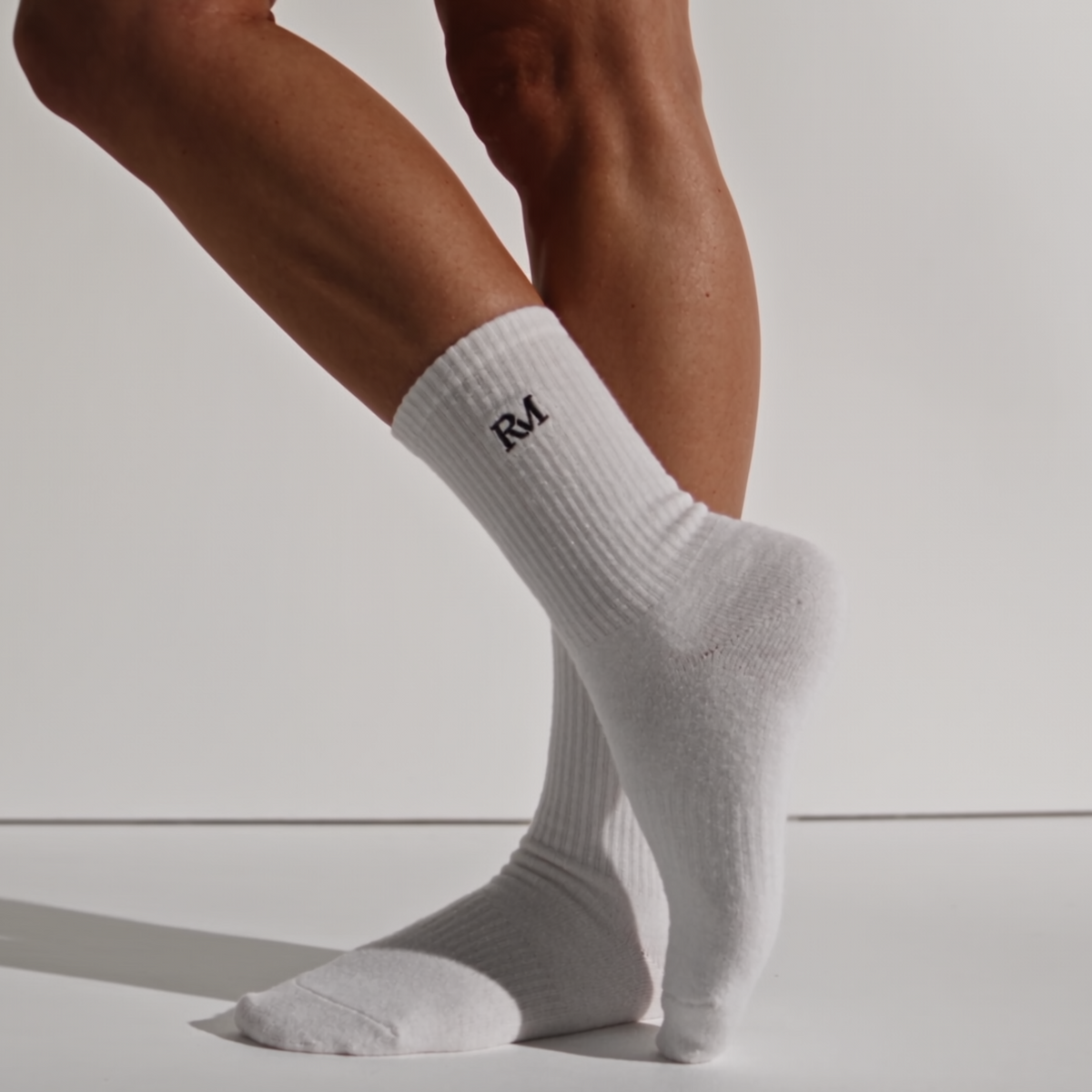 Weiße Tennissocken mit RM-Monogramm am Model
