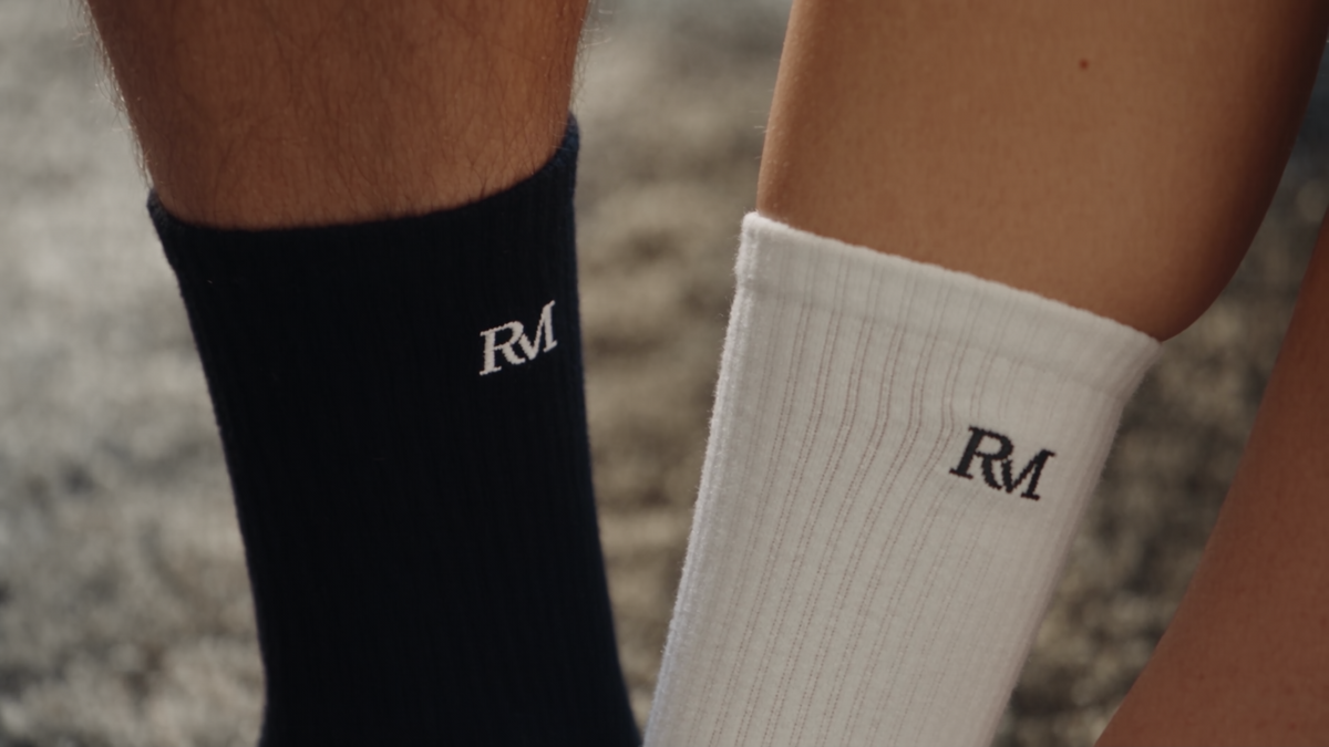 Schwarze und weiße Tennissocken mit RM-Monogramm am Model