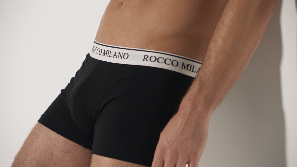 Schwarze Boxershorts im Trunk-Schnitt am Model