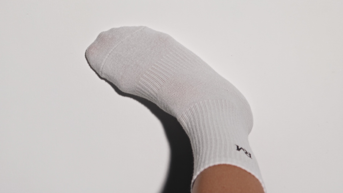 Weiße Tennissocke mit geripptem Schaft, Seitenansicht